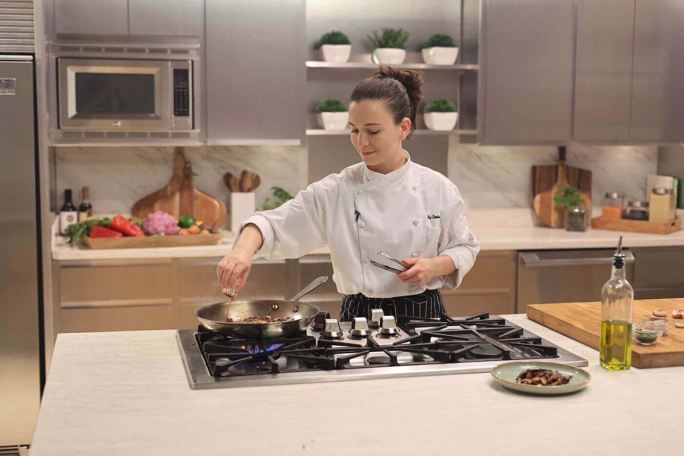 Video 'Tiny Kitchen' Chefs Make Real Food in Mini Sizes - ABC News